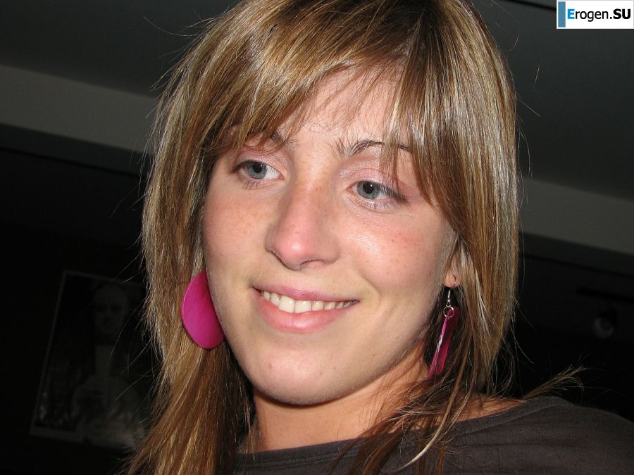 Charming blonde pulled down her blouse and bared boobs. Photo 10