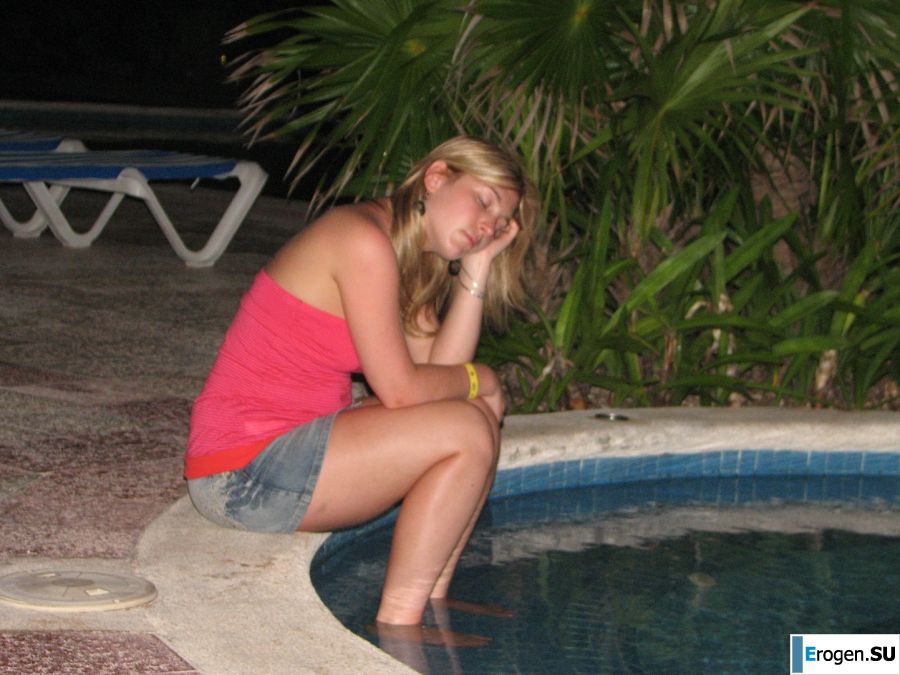 Charming blonde pulled down her blouse and bared boobs. Photo 24