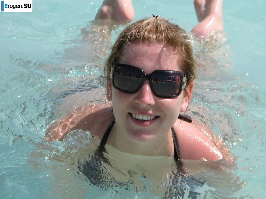 Charming blonde pulled down her blouse and bared boobs. Photo 26