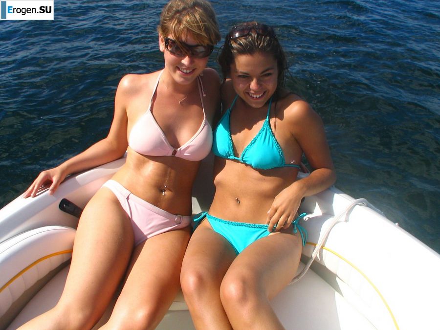 Charming blonde pulled down her blouse and bared boobs. Photo 27