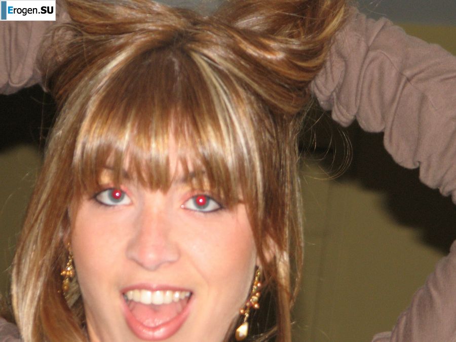 Charming blonde pulled down her blouse and bared boobs. Photo 6