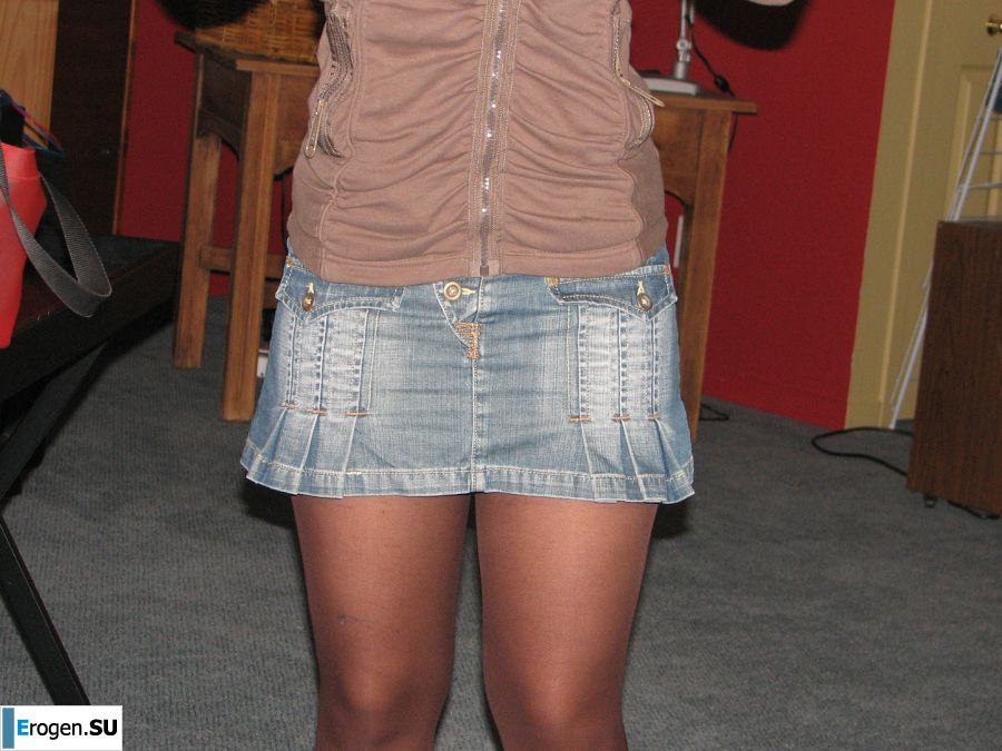 Charming blonde pulled down her blouse and bared boobs. Photo 9