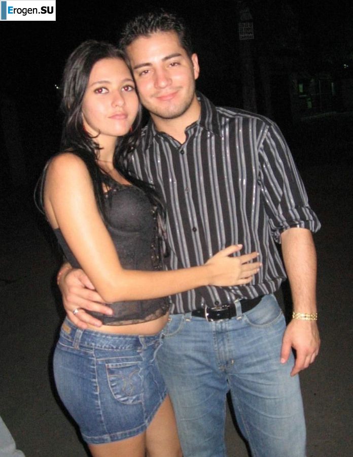 Миловидная брюнетка в белом белье раздвинула ноги и гладит себя. Фото 1