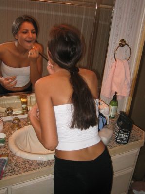 Восточная малышка развлекается со своим парнем голая. Часть 2. Эскиз 9