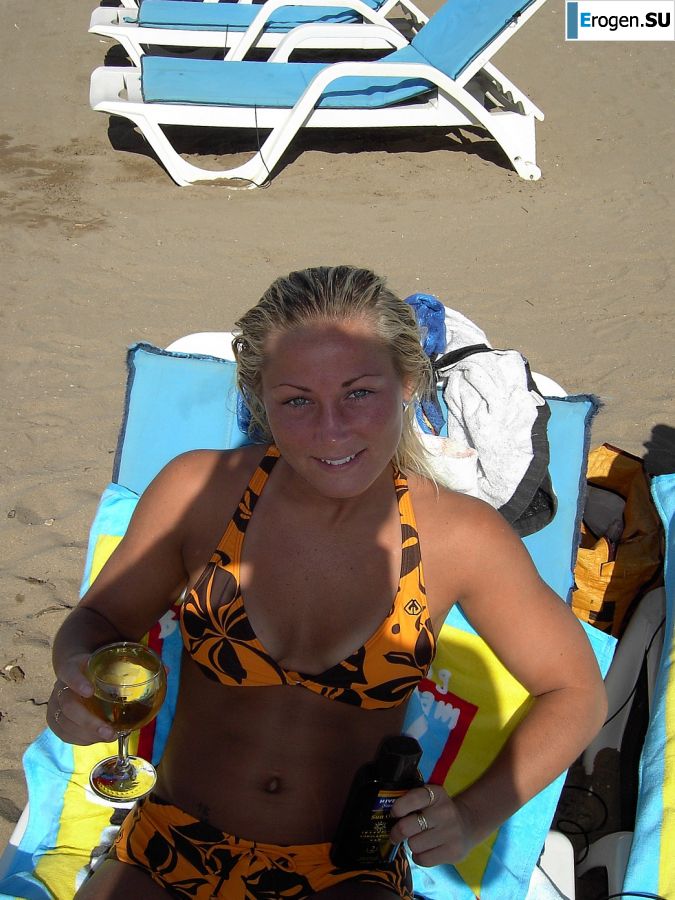 Athletic girl showed elastic boobs. Photo 21