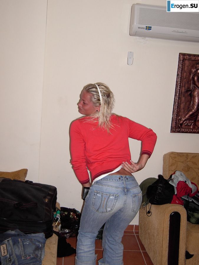 Athletic girl showed elastic boobs. Photo 3