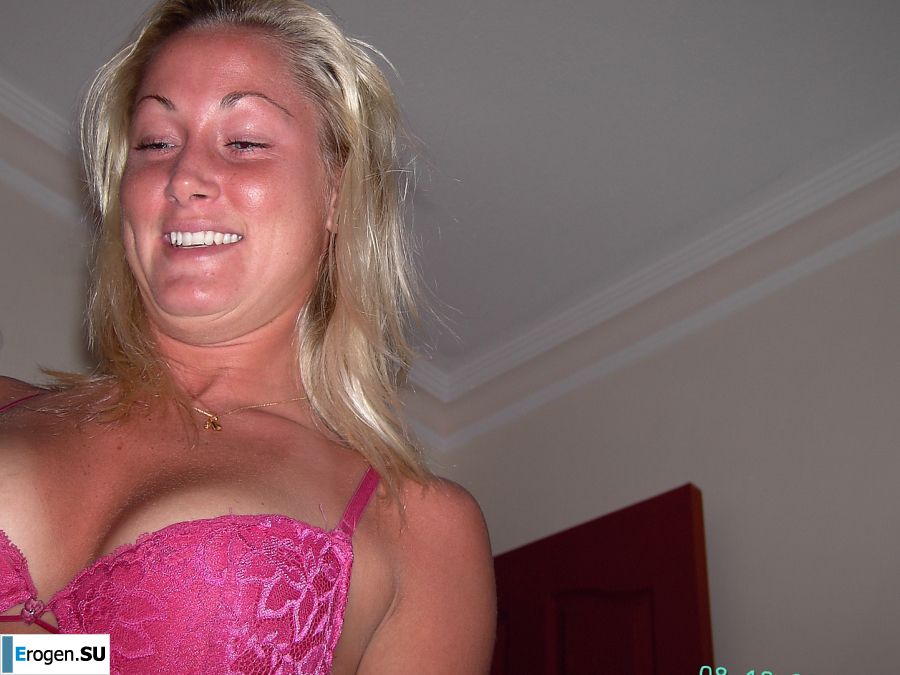 Athletic girl showed elastic boobs. Photo 9