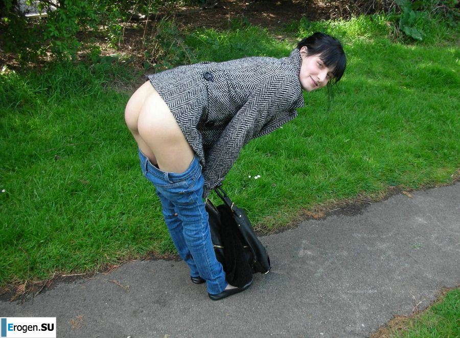 A fragile brunette shows her ass on the street and at home. Photo 3