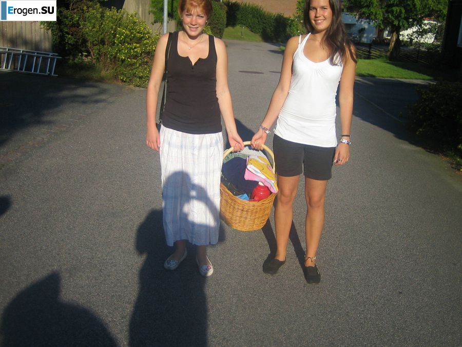 Задорная студентка с мохнатой киской голая купается в озере. Фото 1