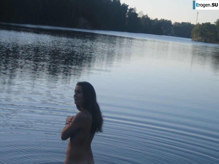 Задорная студентка с мохнатой киской голая купается в озере. Фото 23