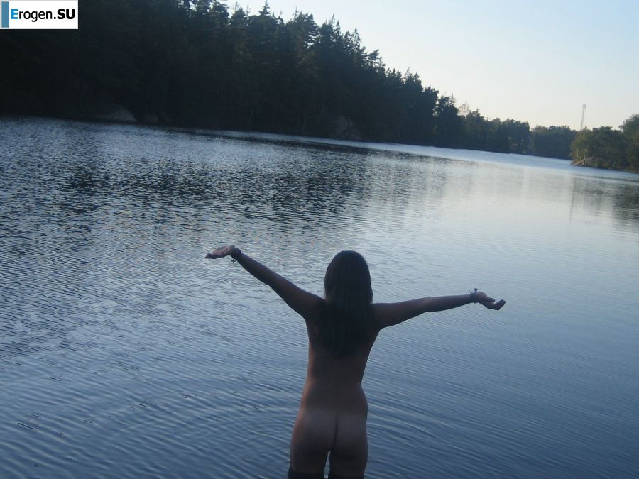 Задорная студентка с мохнатой киской голая купается в озере. Фото 26