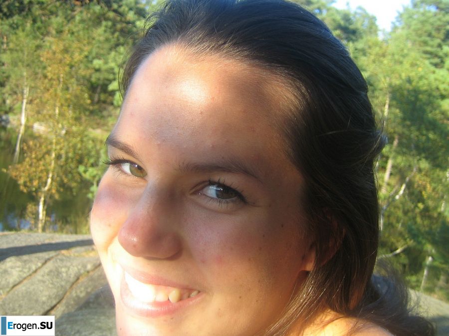 Задорная студентка с мохнатой киской голая купается в озере. Фото 27