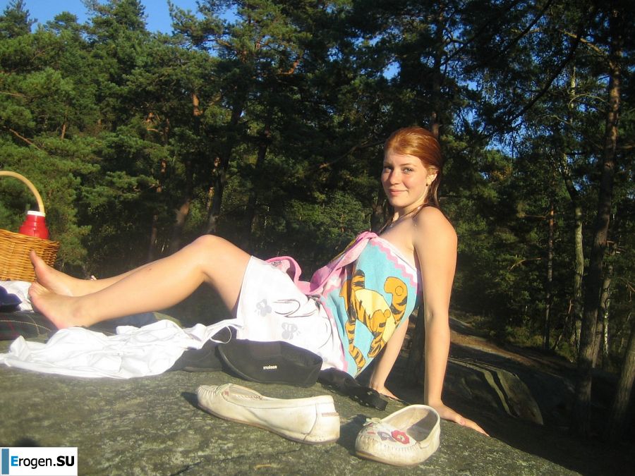 Задорная студентка с мохнатой киской голая купается в озере. Фото 28