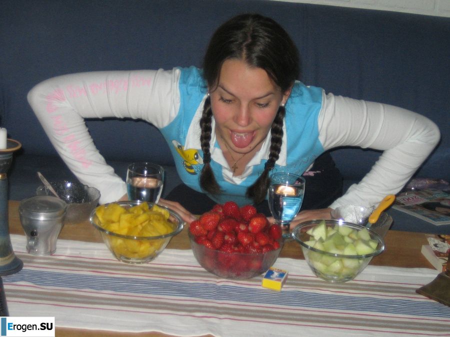 Задорная студентка с мохнатой киской голая купается в озере. Фото 33