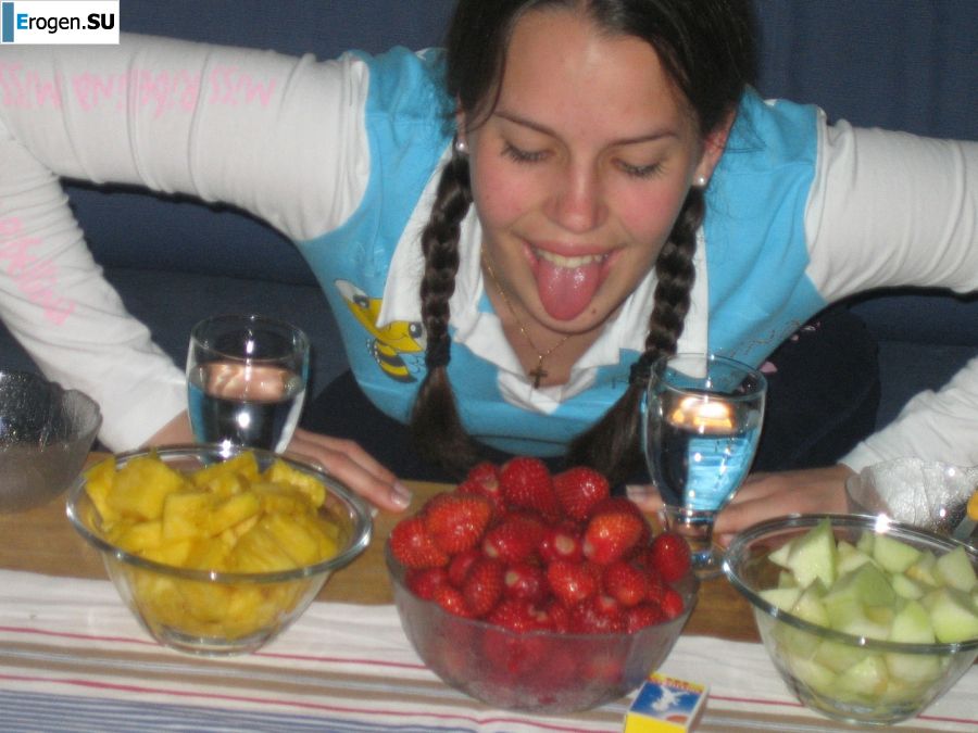 Задорная студентка с мохнатой киской голая купается в озере. Фото 34