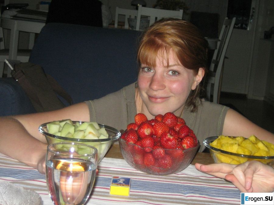 Задорная студентка с мохнатой киской голая купается в озере. Фото 36