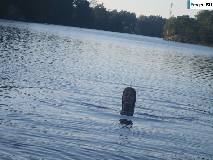 Задорная студентка с мохнатой киской голая купается в озере. Фото 4