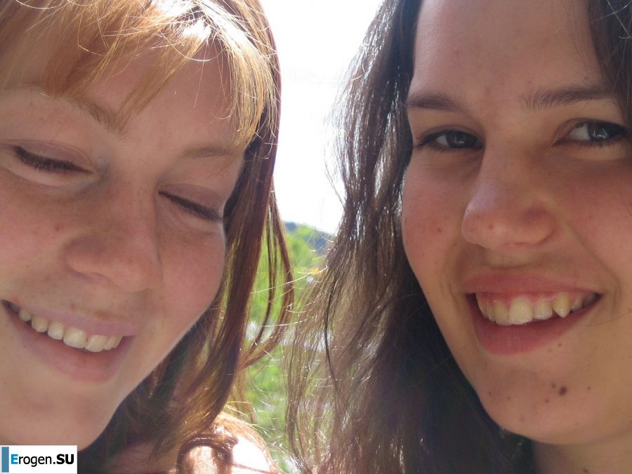 Задорная студентка с мохнатой киской голая купается в озере. Фото 42