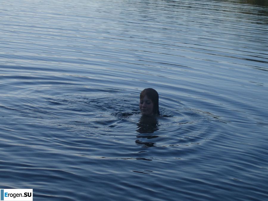 Задорная студентка с мохнатой киской голая купается в озере. Фото 5