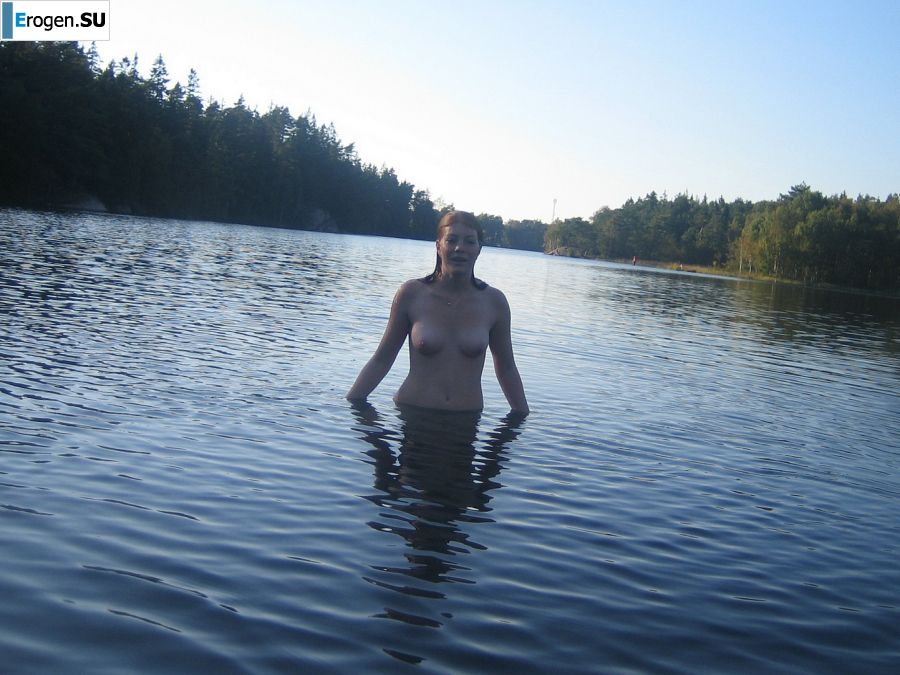Задорная студентка с мохнатой киской голая купается в озере. Фото 8
