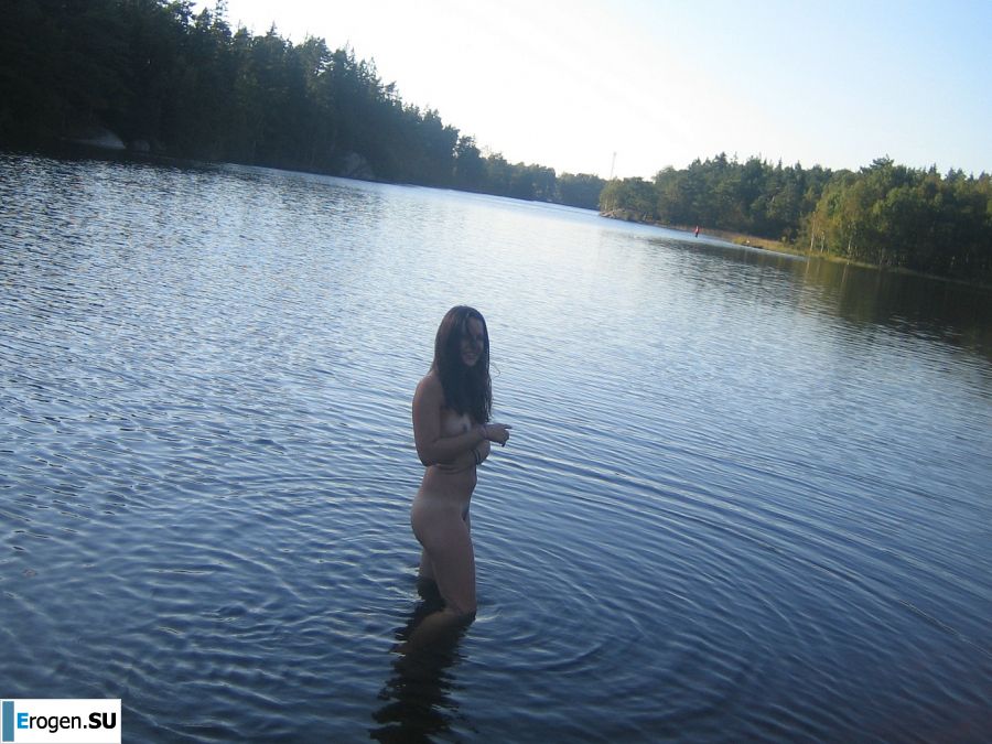 Задорная студентка с мохнатой киской голая купается в озере. Фото 9