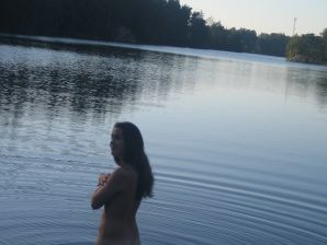 Задорная студентка с мохнатой киской голая купается в озере. Эскиз 23