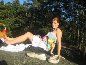 Задорная студентка с мохнатой киской голая купается в озере. Эскиз 28