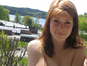 Задорная студентка с мохнатой киской голая купается в озере. Эскиз 41