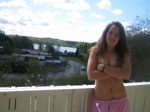 Задорная студентка с мохнатой киской голая купается в озере. Эскиз 44