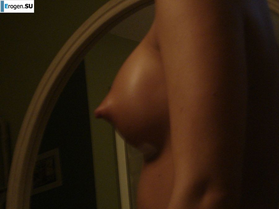 A pretty brunette drank in a bar and bared her breasts in front of a guy. Photo 14