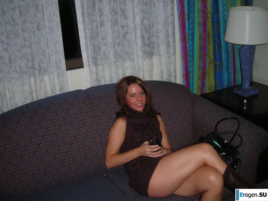A pretty brunette drank in a bar and bared her breasts in front of a guy. Photo 18