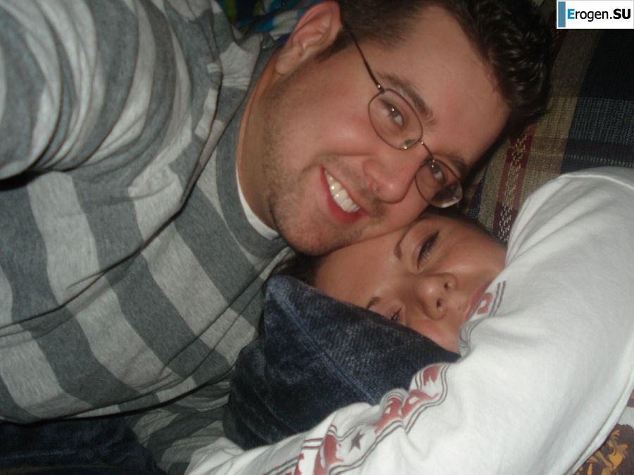 A pretty brunette drank in a bar and bared her breasts in front of a guy. Photo 3