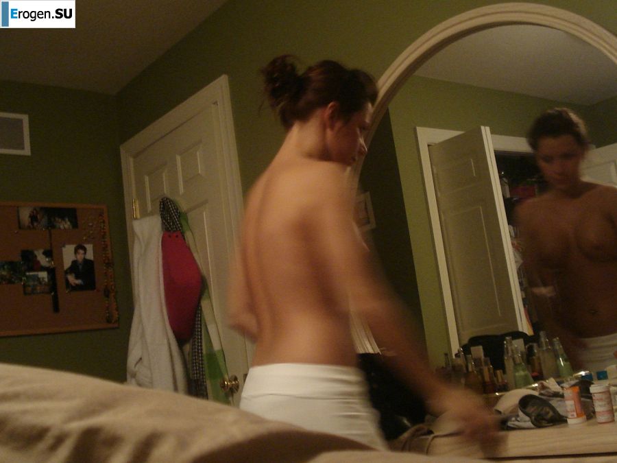 A pretty brunette drank in a bar and bared her breasts in front of a guy. Photo 8