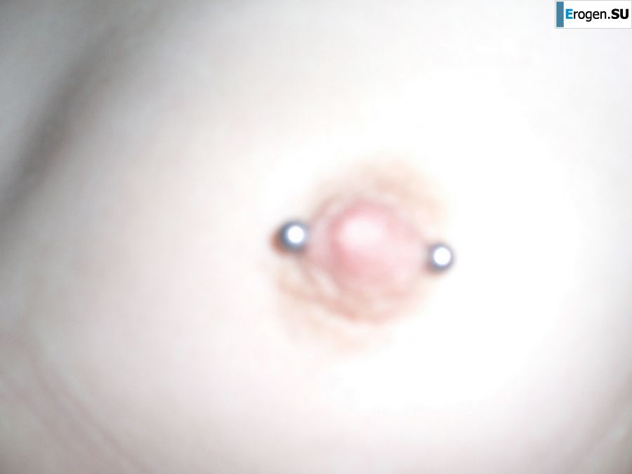 A student with a pierced nipple and tattoos undressed and showed a pussy. Photo 10