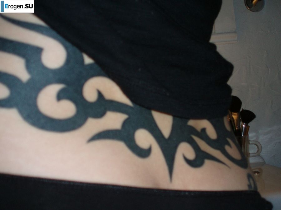 A student with a pierced nipple and tattoos undressed and showed a pussy. Photo 18