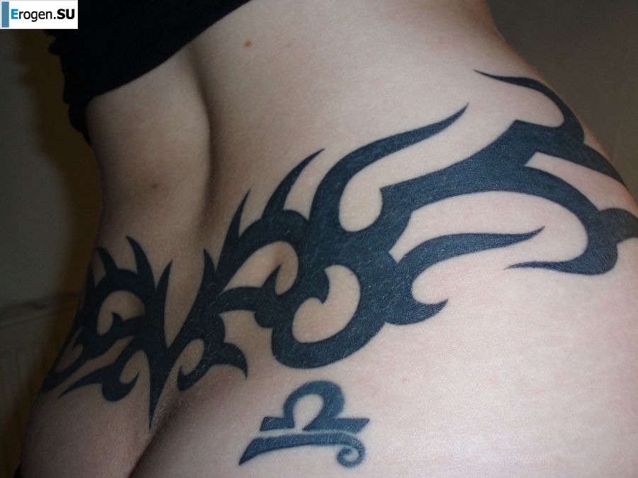 A student with a pierced nipple and tattoos undressed and showed a pussy. Photo 25