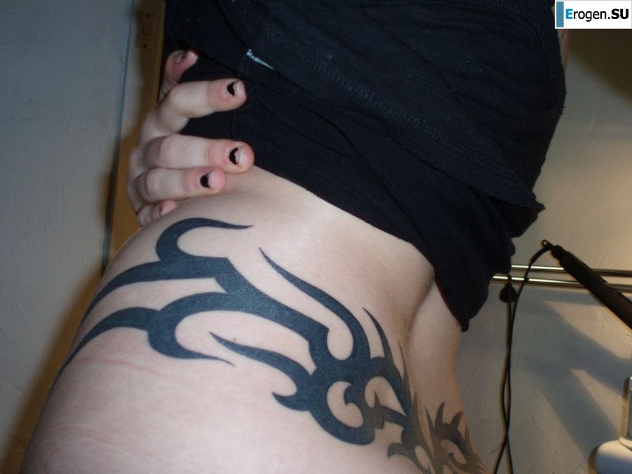 A student with a pierced nipple and tattoos undressed and showed a pussy. Photo 27