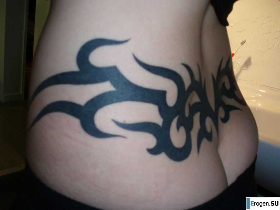 A student with a pierced nipple and tattoos undressed and showed a pussy. Photo 29