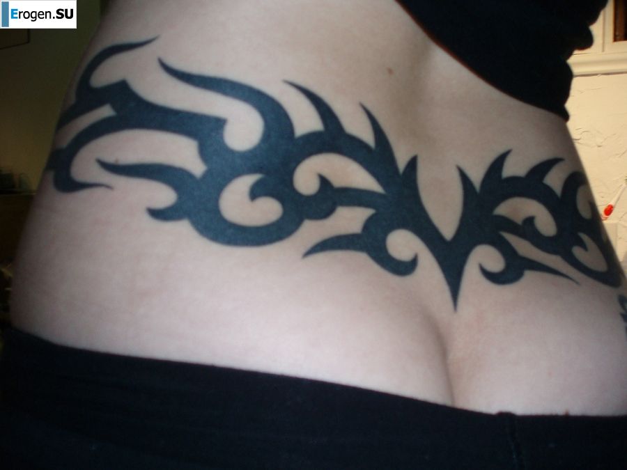 A student with a pierced nipple and tattoos undressed and showed a pussy. Photo 30