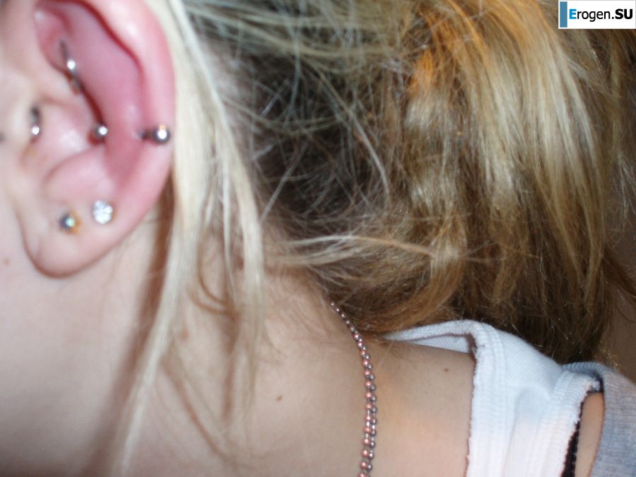 A student with a pierced nipple and tattoos undressed and showed a pussy. Photo 34