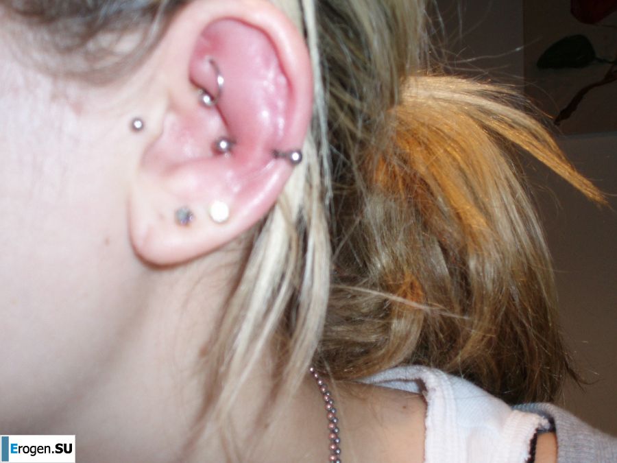 A student with a pierced nipple and tattoos undressed and showed a pussy. Photo 35