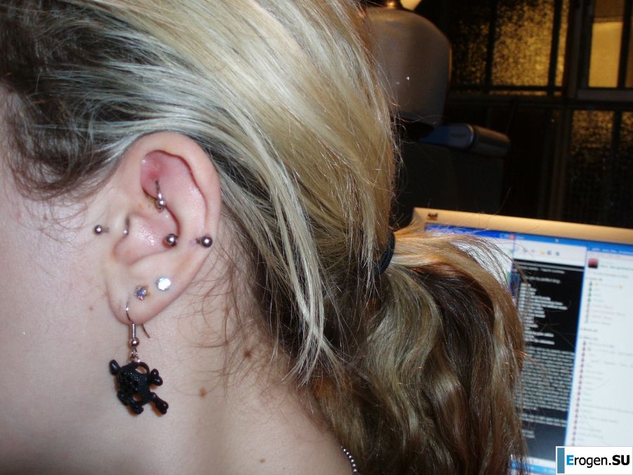 A student with a pierced nipple and tattoos undressed and showed a pussy. Photo 4