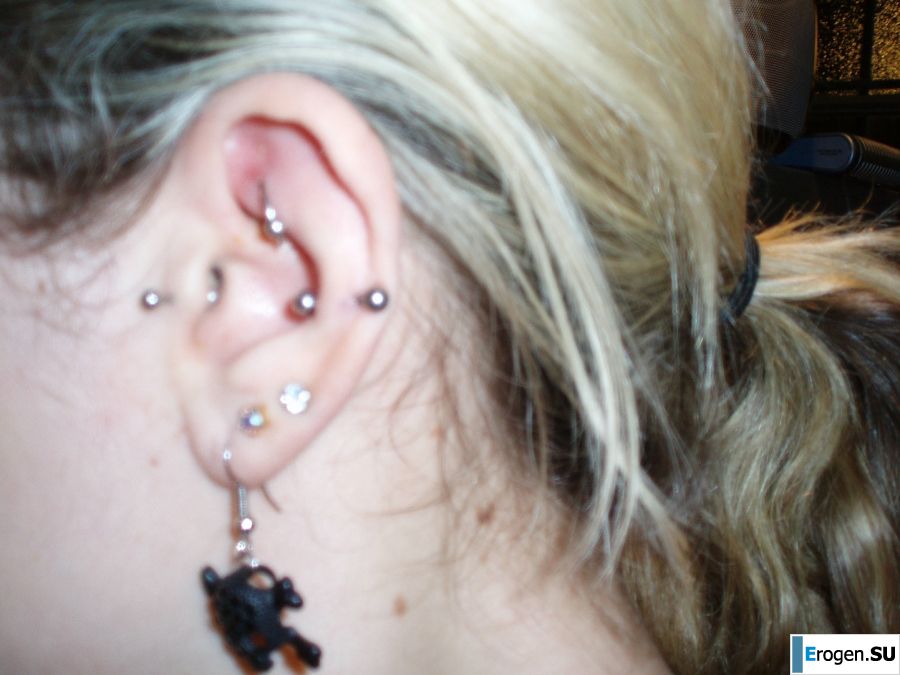 A student with a pierced nipple and tattoos undressed and showed a pussy. Photo 5