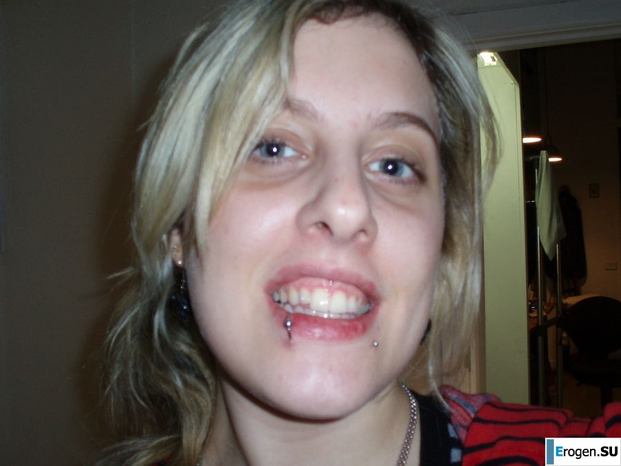 A student with a pierced nipple and tattoos undressed and showed a pussy. Photo 7