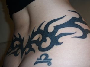 A student with a pierced nipple and tattoos undressed and showed a pussy. Thumb 25