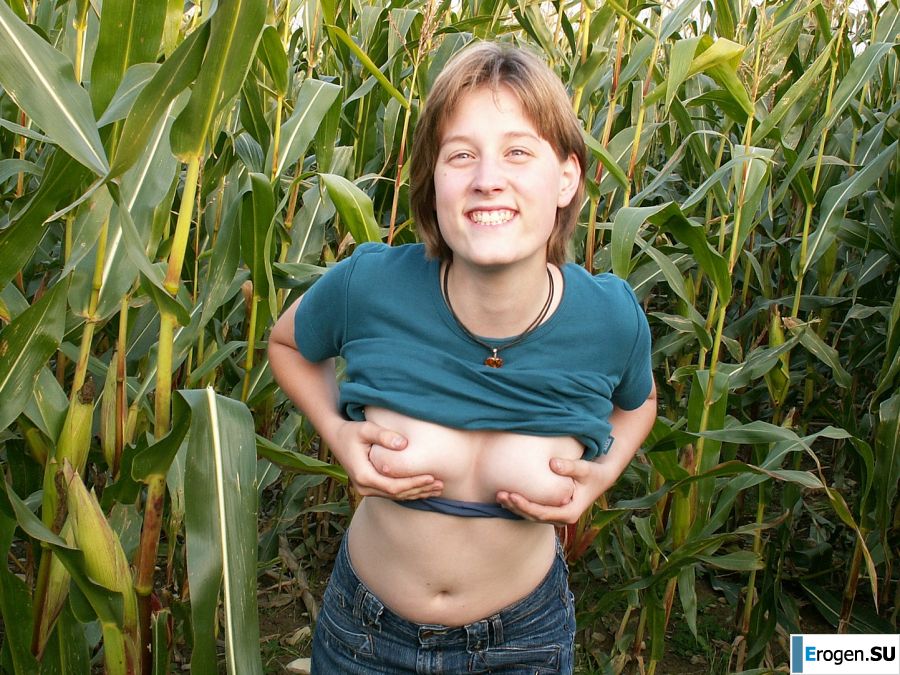 Худенькая студентка ублажает себя кукурузой прямо в поле. Фото 7