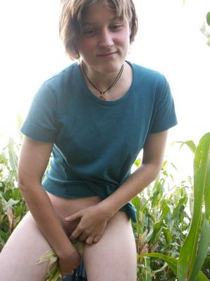 Худенькая студентка ублажает себя кукурузой прямо в поле. Эскиз 27