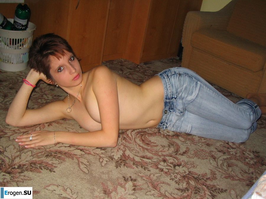 Стройная девушка с короткими волосами сняла все кроме трусиков. Фото 4