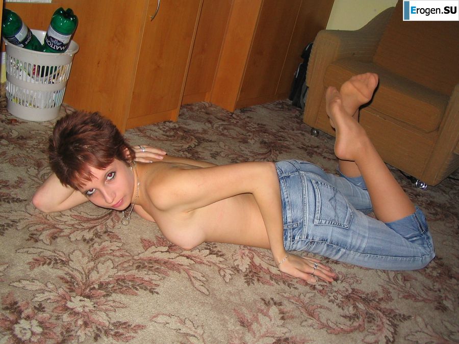 Стройная девушка с короткими волосами сняла все кроме трусиков. Фото 7