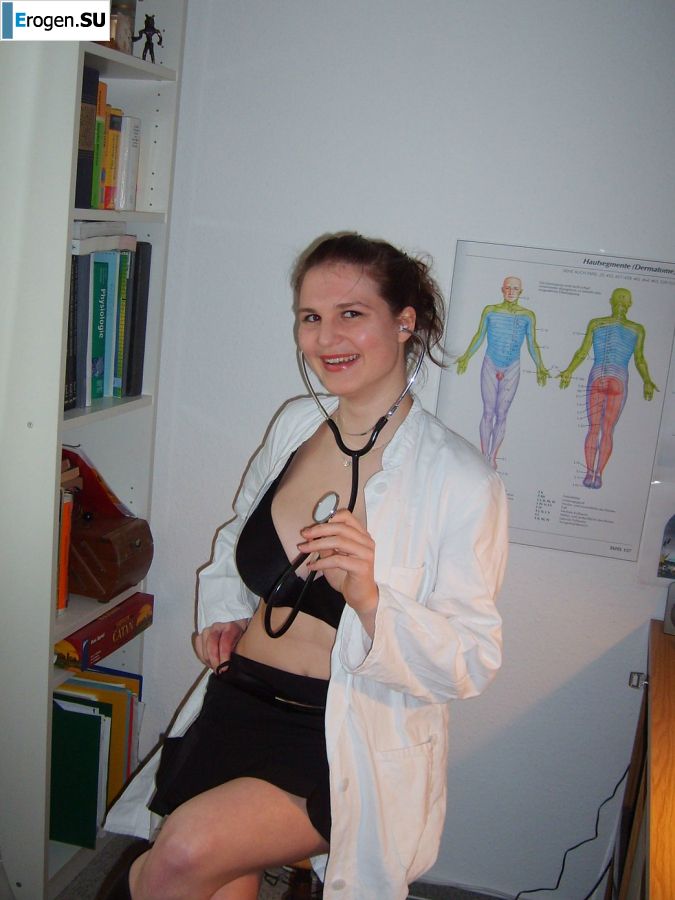 Ролевые игры яркой брюнетки в короткой юбке и ее парня. Фото 22